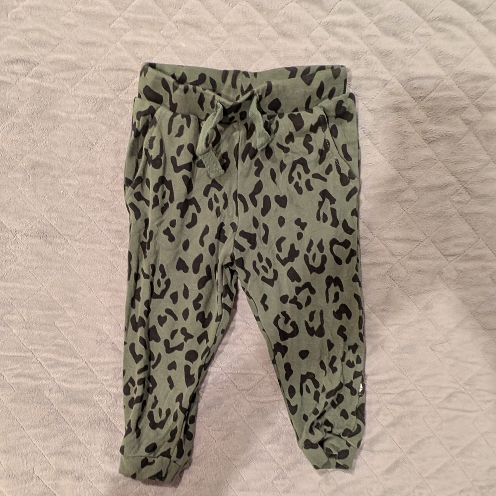 Kyte BABY 18-24M Olive Leopard Print Joggers